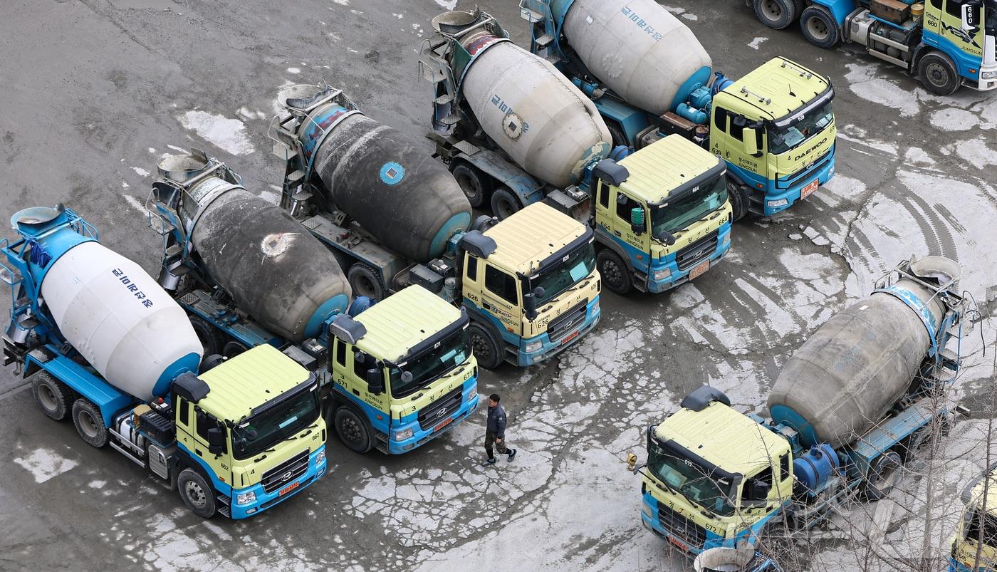 25일 경기 안양시에 위치한 레미콘 공장에 믹서트럭이 주차돼 있다.  2025.2.25/뉴스1 ⓒ News1 김도우 기자