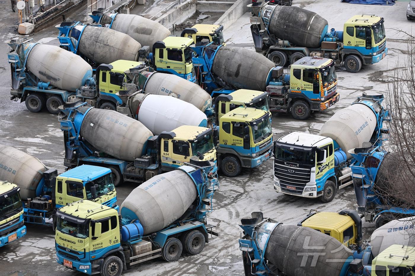 25일 경기 안양시에 위치한 레미콘 공장에 믹서트럭이 주차돼 있다. 2025.2.25/뉴스1 ⓒ News1 김도우 기자