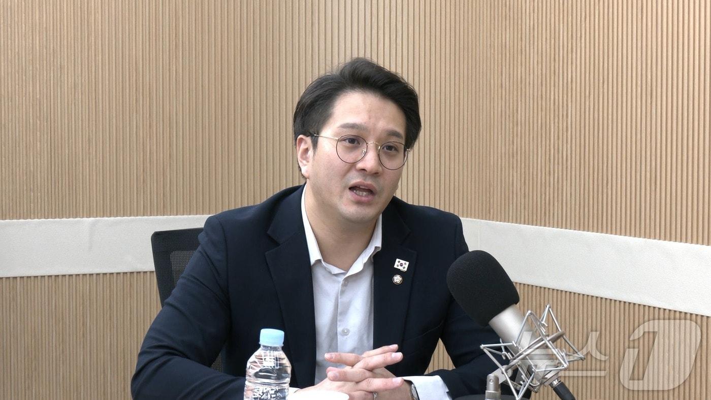 전용기 더불어민주당 의원이 25일 뉴스1TV &#39;팩트앤뷰&#39;에 출연해 질문에 답하고 있다.