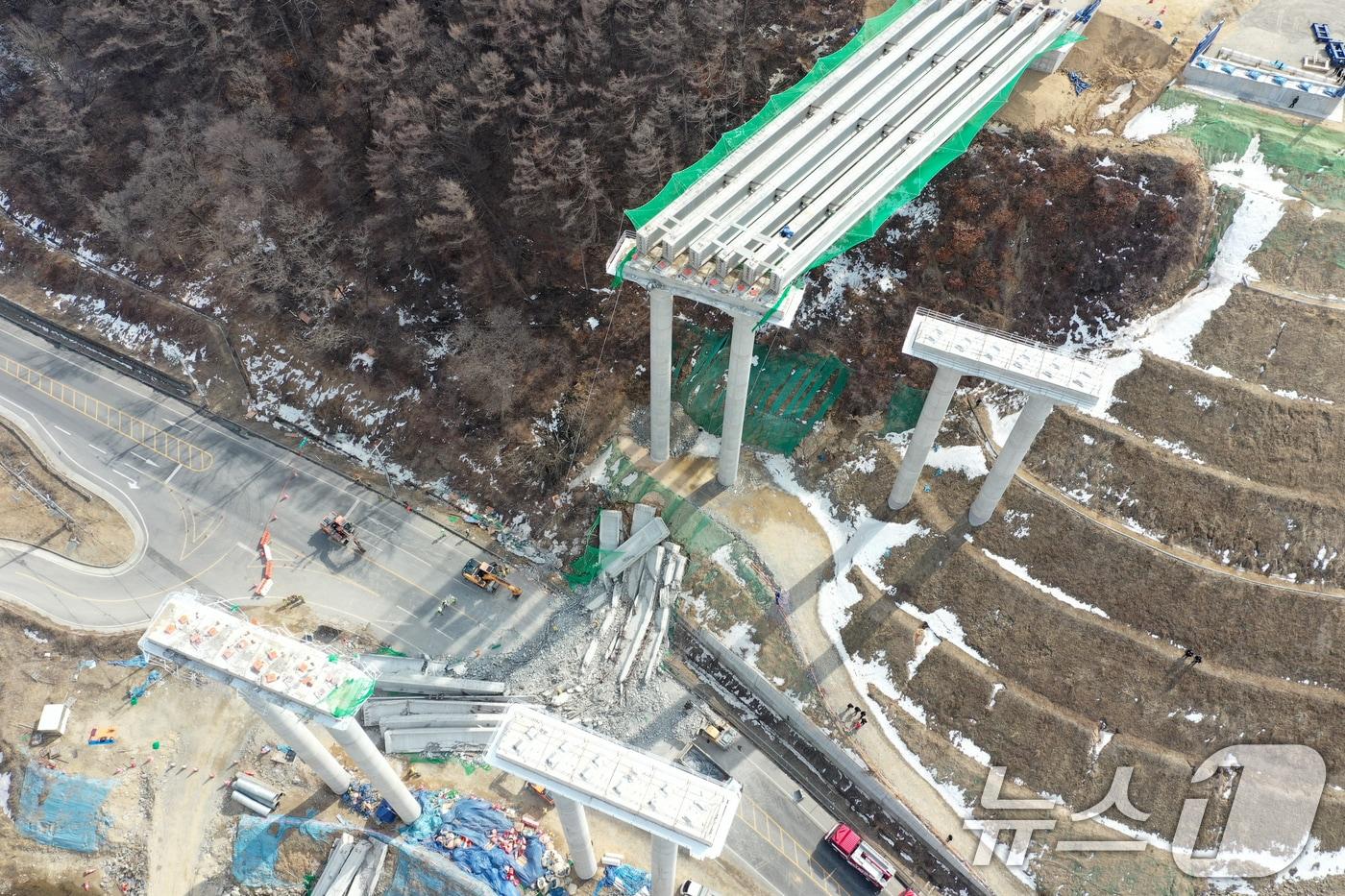 25일 오후 경기도 안성시 서운면 서울-세종고속도로 다리 건설현장에서 교량이 붕괴된 모습이 보이고 있다.2025.2.25/뉴스1 ⓒ News1 이승배 기자