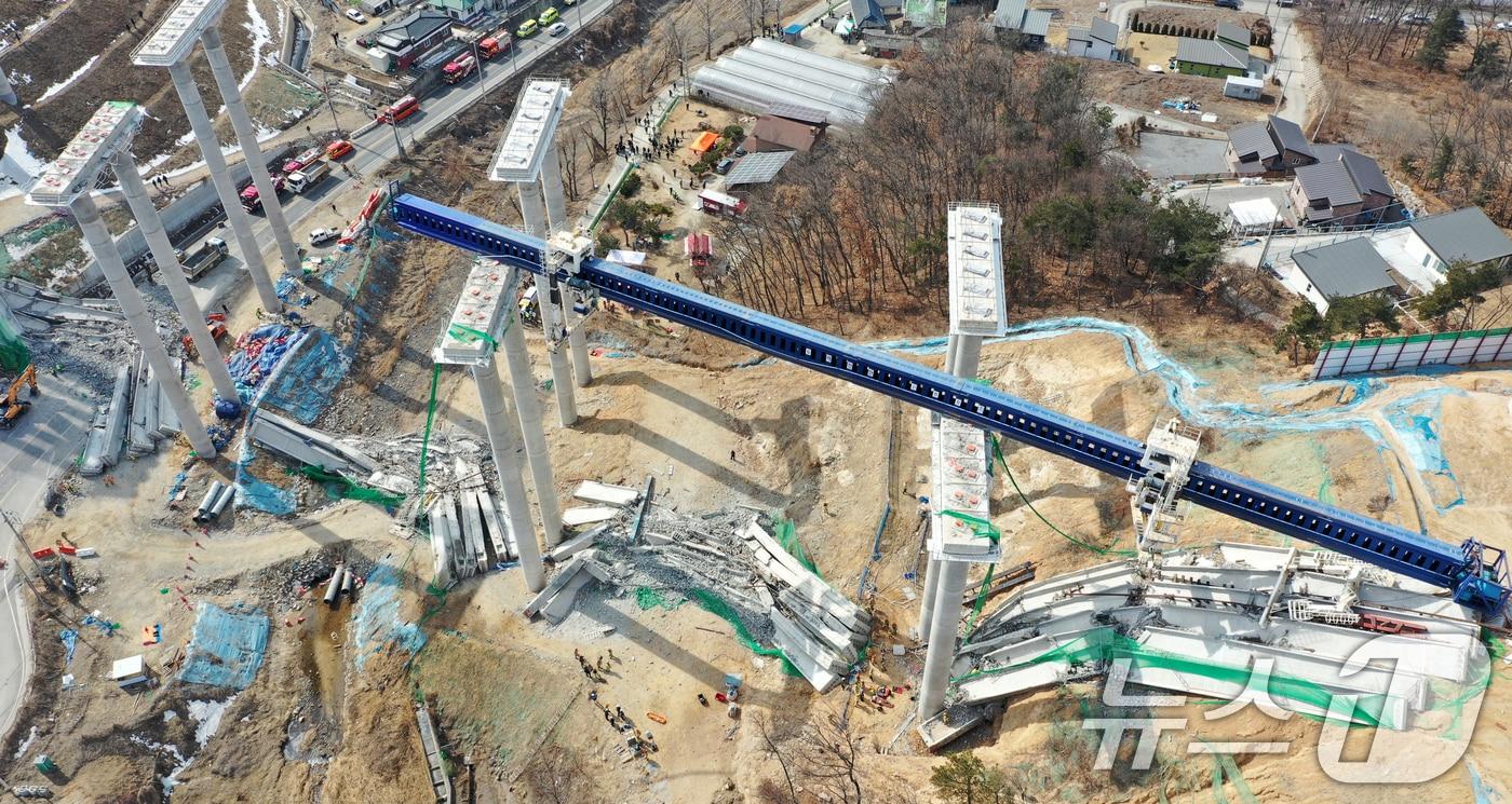 25일 오후 경기도 안성시 서운면 서울-세종고속도로 다리 건설현장에서 교량이 붕괴된 모습이 보이고 있다. 이날 소방서에 따르면 공사 현장에서는 빔 설치를 위한 장비를 이동하다 철제 구조물이 무너지며 교각 위 설치된 가로 콘크리트 지지대가 땅 아래로 떨어졌다. 2025.2.25/뉴스1 ⓒ News1 이승배 기자