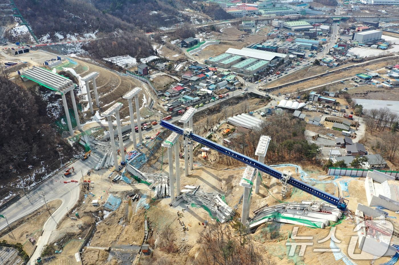 지난 2월25일 오후 경기도 안성시 서운면 서울-세종고속도로 다리 건설현장에서 교량이 붕괴된 모습이 보이고 있다.  2025.2.25/뉴스1 ⓒ News1 이승배 기자