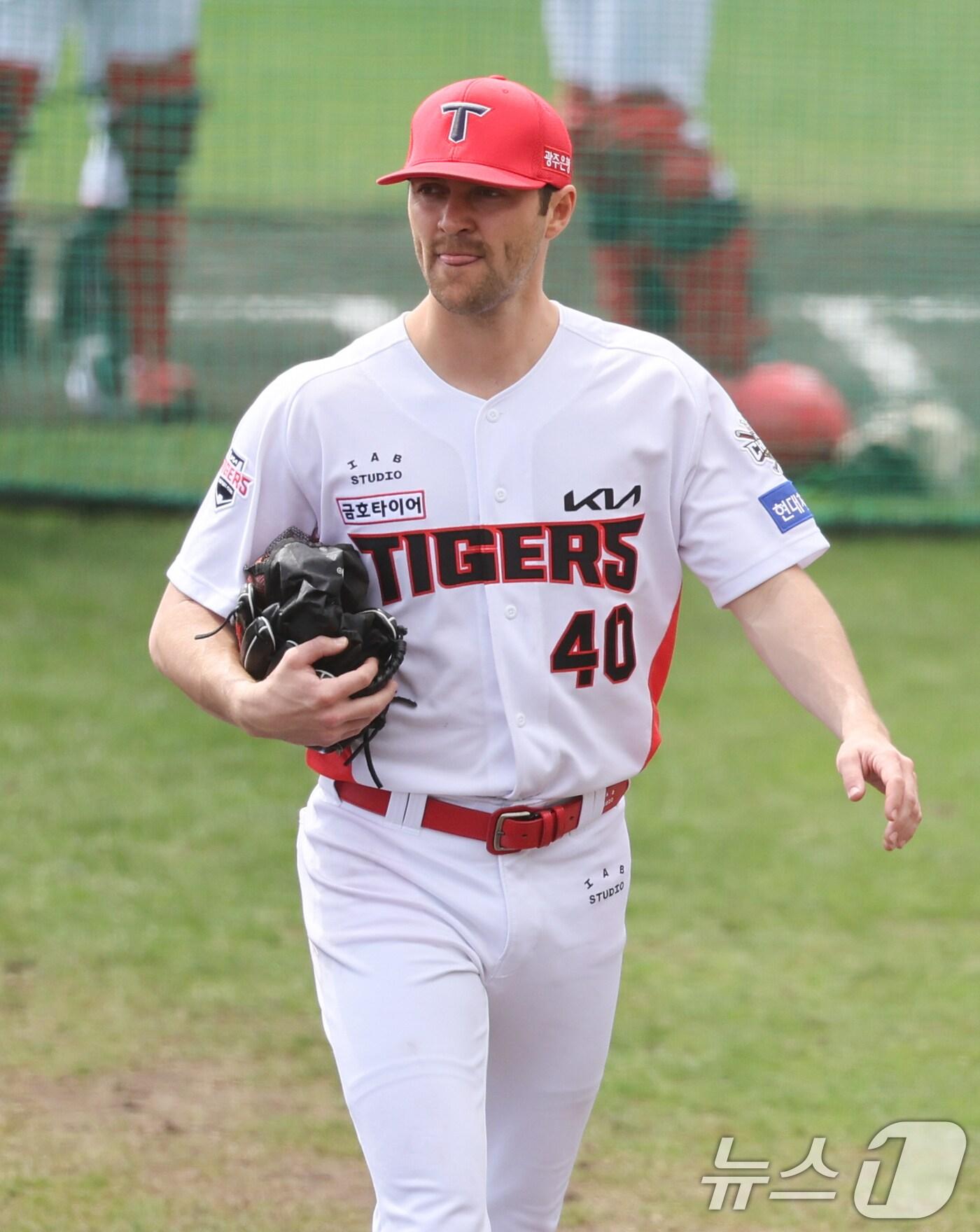 본문 이미지 - KIA 네일이 25일 일본 오키나와 킨 야구장에서 열린 한화 이글스와 KIA 타이거즈 연습경기에서 선발투구를 마친 뒤 이동하고 있다. 2025.2.25/뉴스1 ⓒ News1 허경 기자