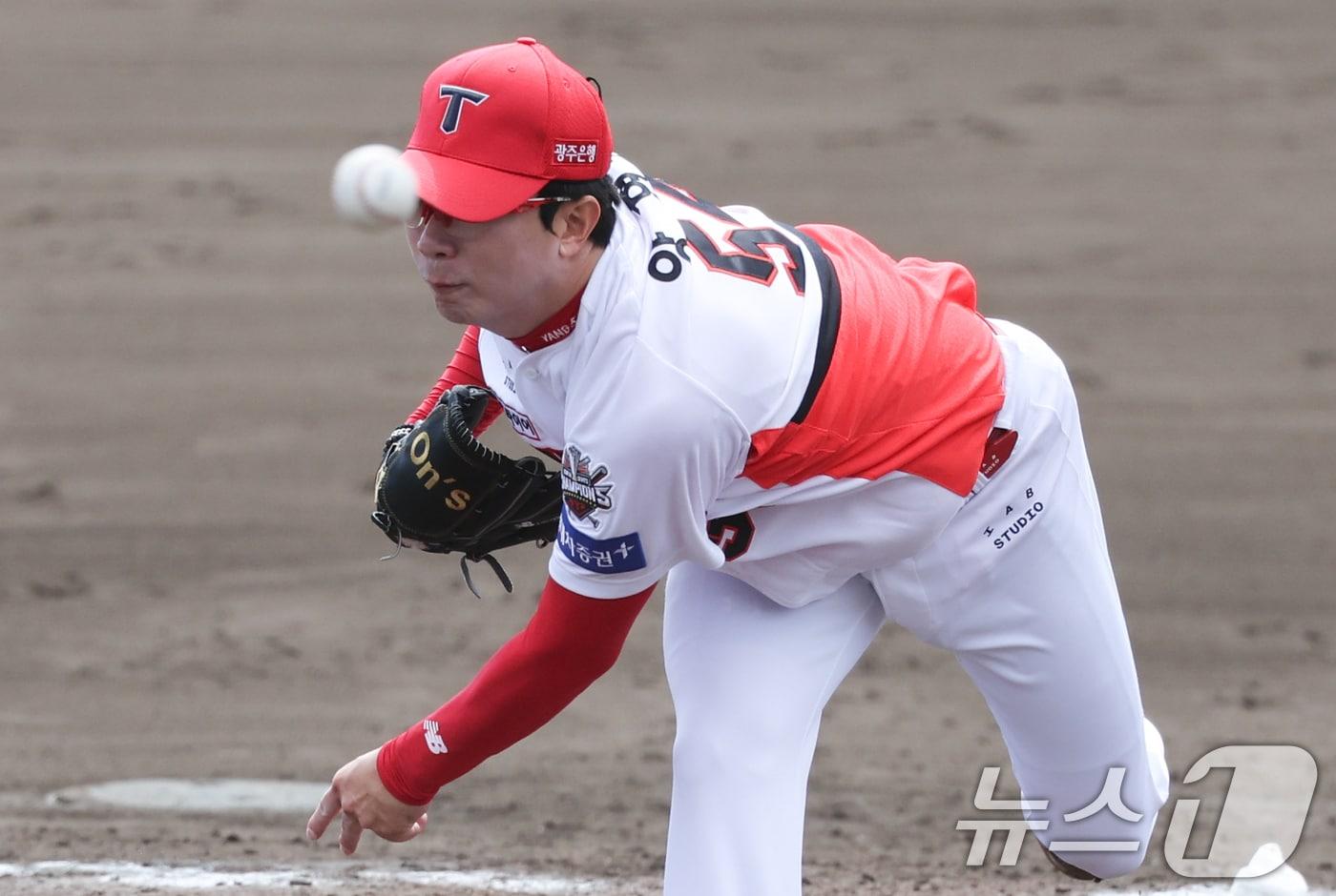 KIA 양현종이 25일 일본 오키나와 킨 야구장에서 열린 한화 이글스와 KIA 타이거즈 연습경기에서 역투하고 있다. 2025.2.25/뉴스1 ⓒ News1 허경 기자