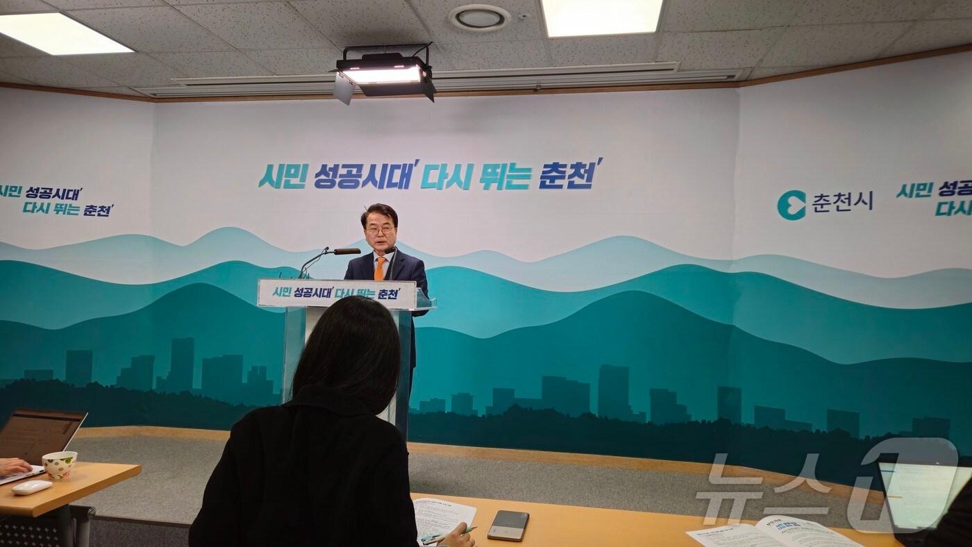 육동한 춘천시장이 25일 시청 브리핑룸에서 주택 건설사업 관련 부실 사업자 등 관리 방안을 발표하고 있다.2025.2.25 한귀섭 기자