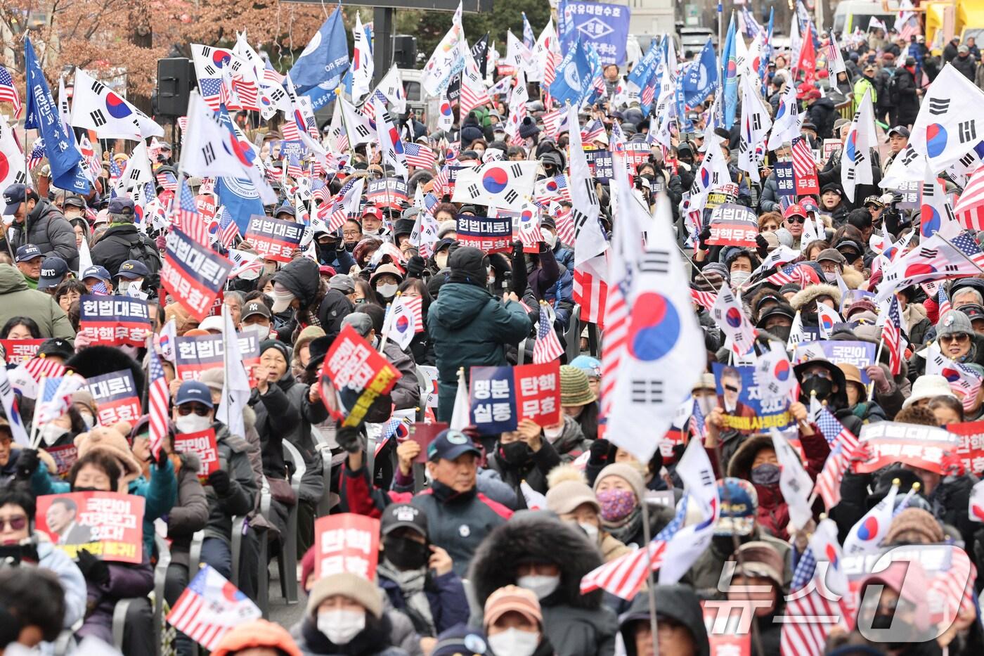 본문 이미지 - 윤석열 대통령 탄핵 심판 마지막 변론 기일인 25일 오후 서울 종로구 안국역에서 윤 대통령 지지자들이 탄핵 반대 집회를 하고 있다. 이날 변론기일에는 윤 대통령이 헌정사 최초로 탄핵 심판 최후 진술을 할 것으로 알려졌다. 2025.2.25/뉴스1 ⓒ News1 신웅수 기자