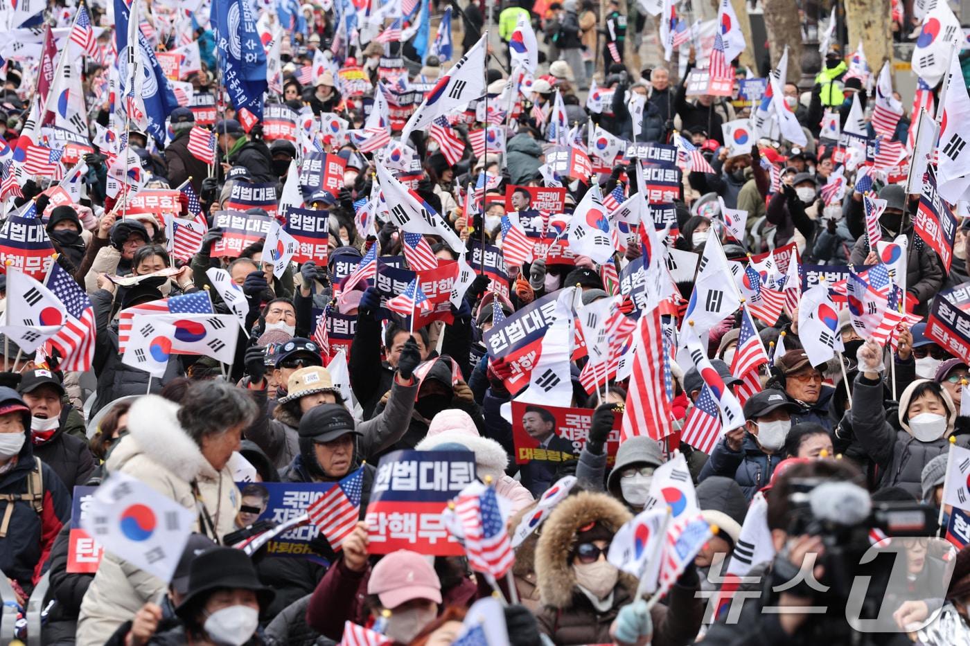 윤석열 대통령 탄핵 심판 마지막 변론 기일인 25일 오후 서울 종로구 안국역에서 윤 대통령 지지자들이 탄핵 반대 집회를 하고 있다. 이날 변론기일에는 윤 대통령이 헌정사 최초로 탄핵 심판 최후 진술을 할 것으로 알려졌다. 2025.2.25/뉴스1 ⓒ News1 신웅수 기자