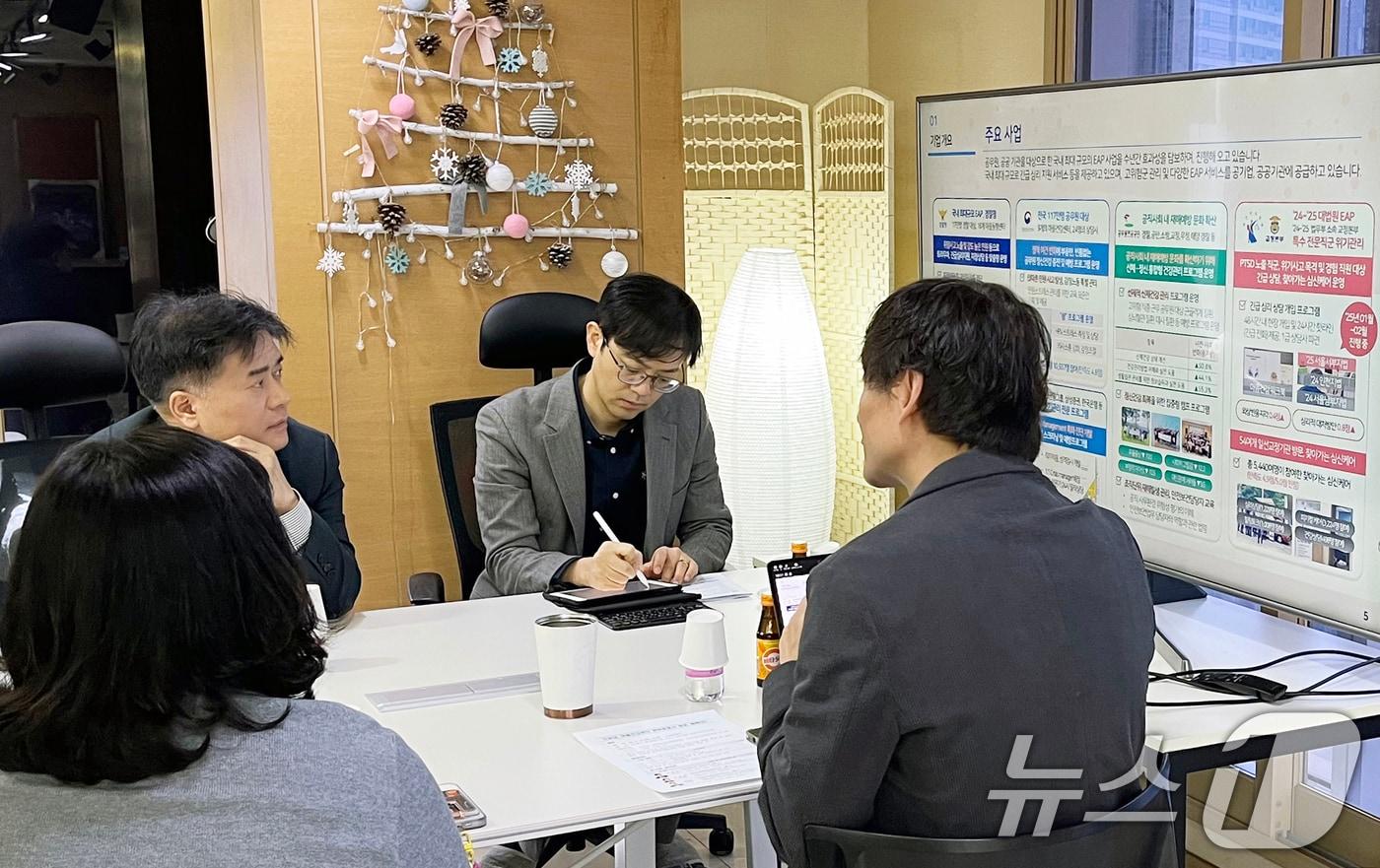 지난 2월 25일 박용수 인사혁신처 차장이 서울 마포구 공무원 마음건강센터 위탁운영사를 방문한 모습. (인사혁신처 제공. 재판매 및 DB 금지) 2025.2.25/뉴스1