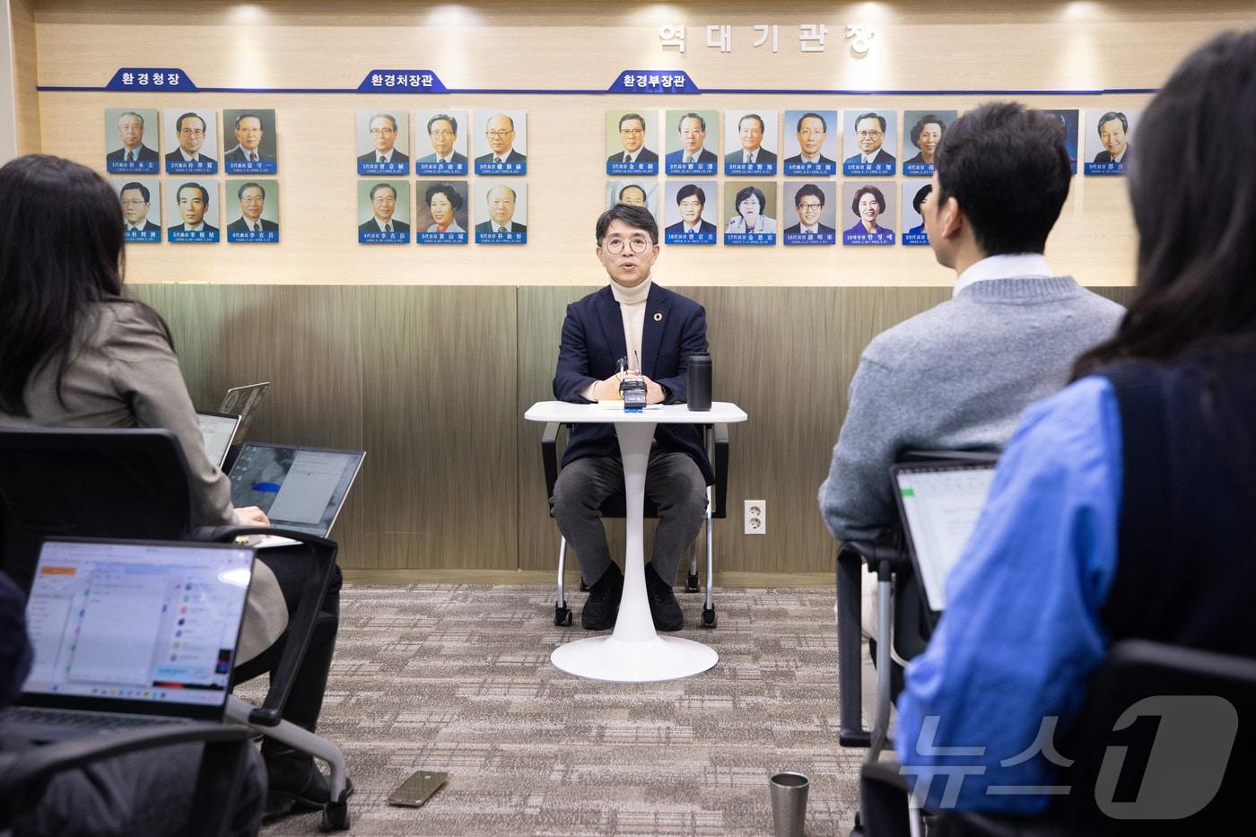 김완섭 환경부 장관이 25일 환경부 출입기자단과 간담회를 가지고 있다. &#40;환경부 제공&#41; ⓒ 뉴스1