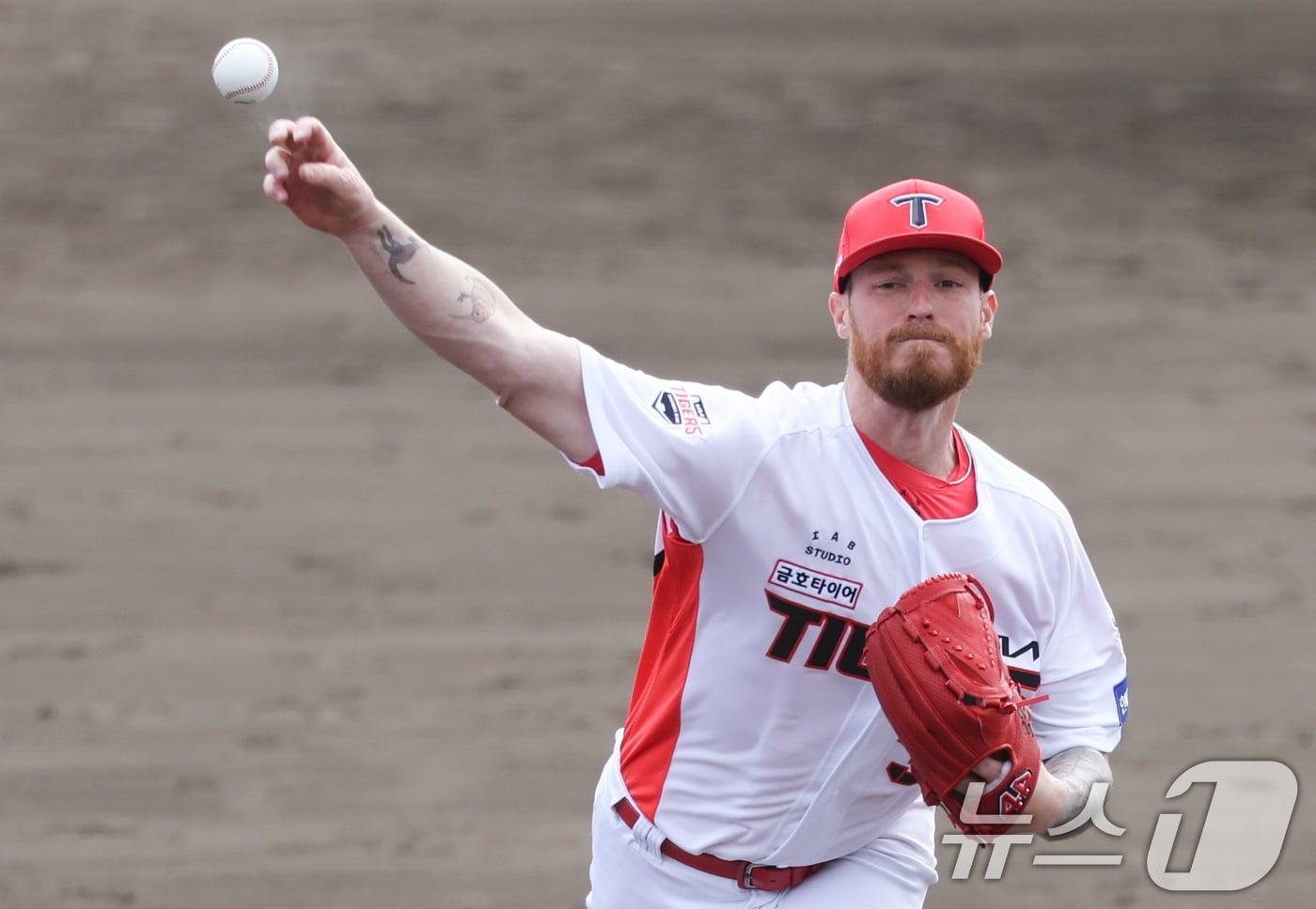 KIA 애덤 올러가 25일 일본 오키나와 킨 야구장에서 열린 한화 이글스와 KIA 타이거즈 연습경기에서 역투하고 있다. 2025.2.25/뉴스1 ⓒ News1 허경 기자