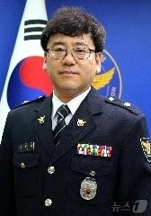 본문 이미지 - '2025 대구국제마라톤대회'에서 의식을 잃고 쓰러진 아마추어 마라토너를 신속한 대처로 구한 대구경찰청 기동순찰대 소속 구경회 경감. (대구경찰청 제공. 재판매 및 DB 금지)