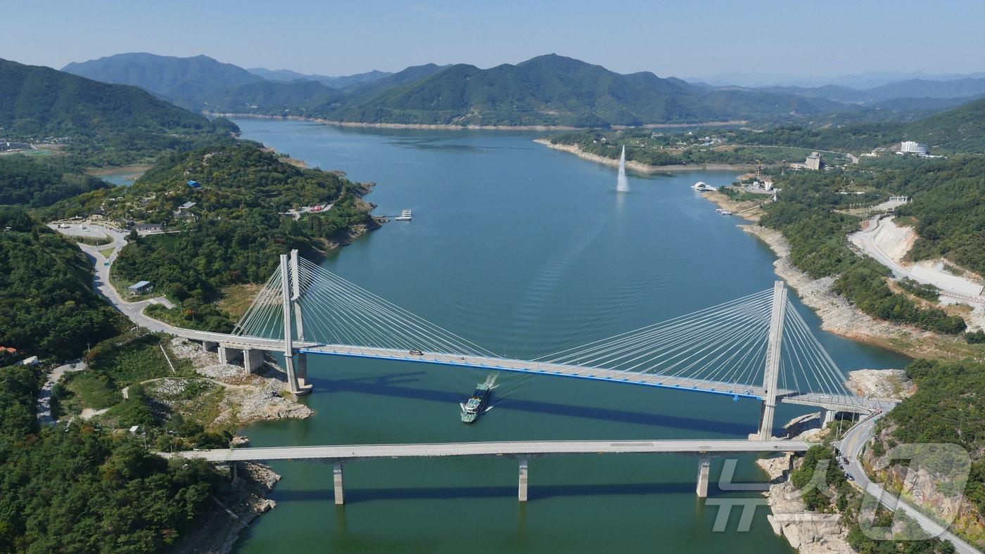 옛 청풍교&#40;아래&#41;와 청풍대교&#40;충북도 제공. 재판매 및 DB금지&#41;