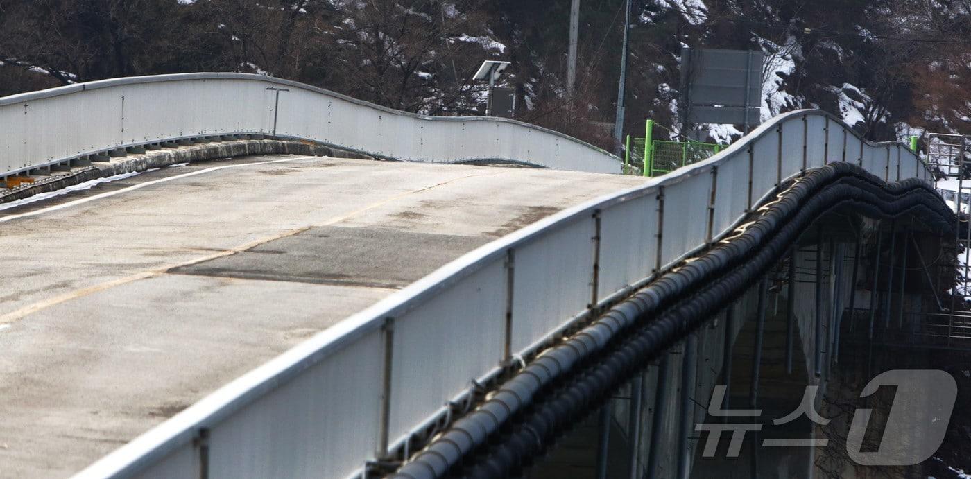 뱀처럼 휜 옛 청풍대교 상판 ⓒ News1 손도언 기자