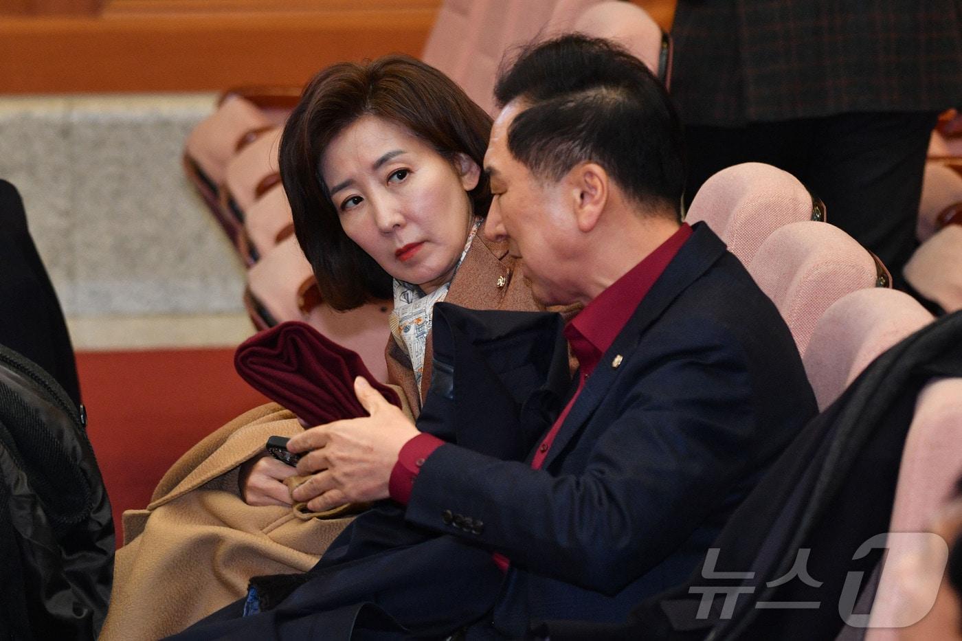 국민의힘의 나경원 의원과 김기현 의원이 25일 서울 종로구 헌법재판소에서 열린 윤석열 대통령 탄핵심판 마지막 변론을 참관하기 위해 자리하고 있다. 2025.2.25/뉴스1 ⓒ News1 사진공동취재단