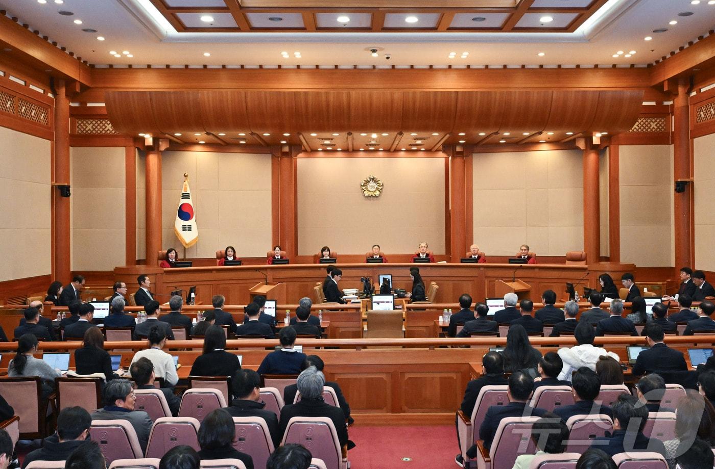 본문 이미지 - 문형배 헌법재판소장 직무대행을 비롯한 헌법재판관들이 25일 서울 종로구 헌법재판소 대심판정에서 열린 윤석열 대통령 탄핵심판 최종 변론에 입장해 재판을 기다리고 있다. 2025.2.25/뉴스1 ⓒ News1 사진공동취재단