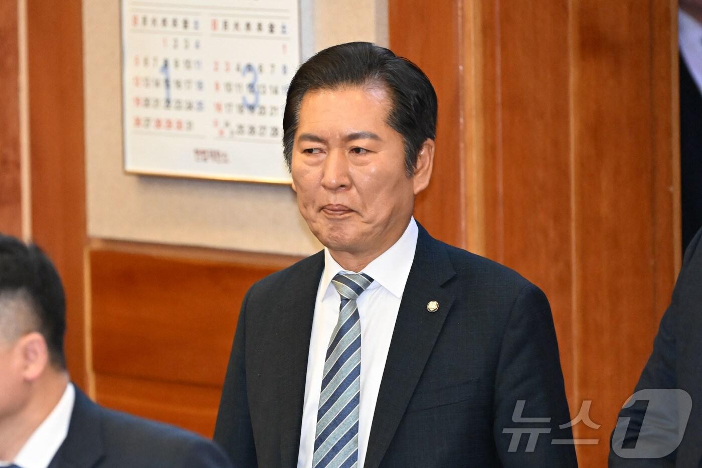 정청래 국회 탄핵소추단장이 25일 서울 종로구 헌법재판소 대심판정에서 열린 윤석열 대통령 탄핵심판 최종 변론에 출석하고 있다. 2025.2.25/뉴스1 ⓒ News1 사진공동취재단