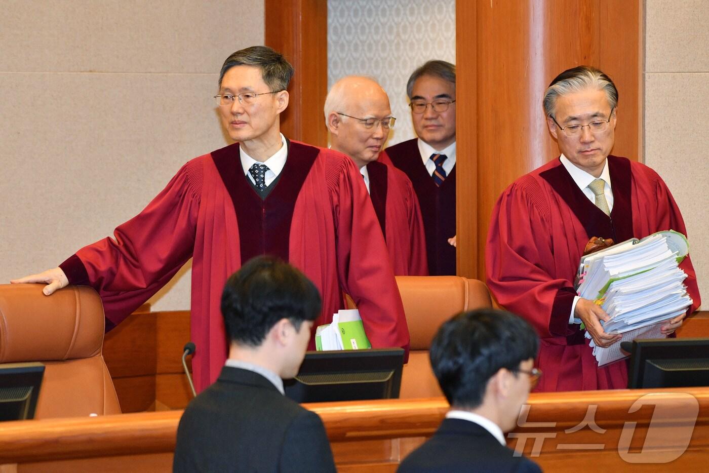 문형배 헌법재판소장 권한대행을 비롯한 재판관들이 25일 서울 종로구 헌법재판소에서 열린 윤석열 대통령 탄핵심판 마지막 변론기일에 참석하고 있다. 2025.2.25/뉴스1 ⓒ News1 사진공동취재단
