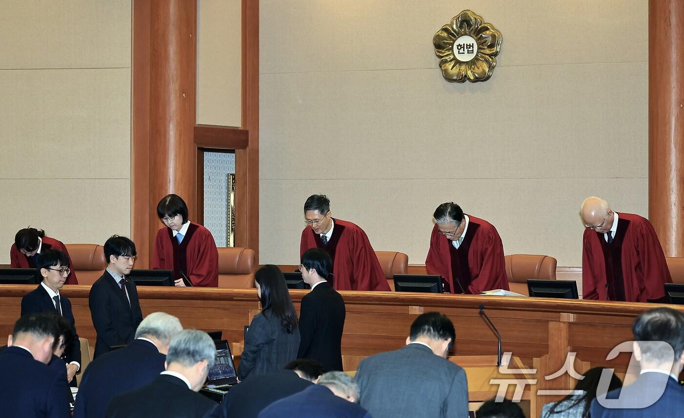 문형배 헌법재판소장 권한대행과 헌법재판관 등이 2월 25일 오후 서울시 종로구 재동 헌법재판소 대심판정에서 열린 대통령 탄핵 심판 11차 변론에 참석해 인사하며 자리에 앉고 있다. 2025.2.25/뉴스1 ⓒ News1 박정호 기자