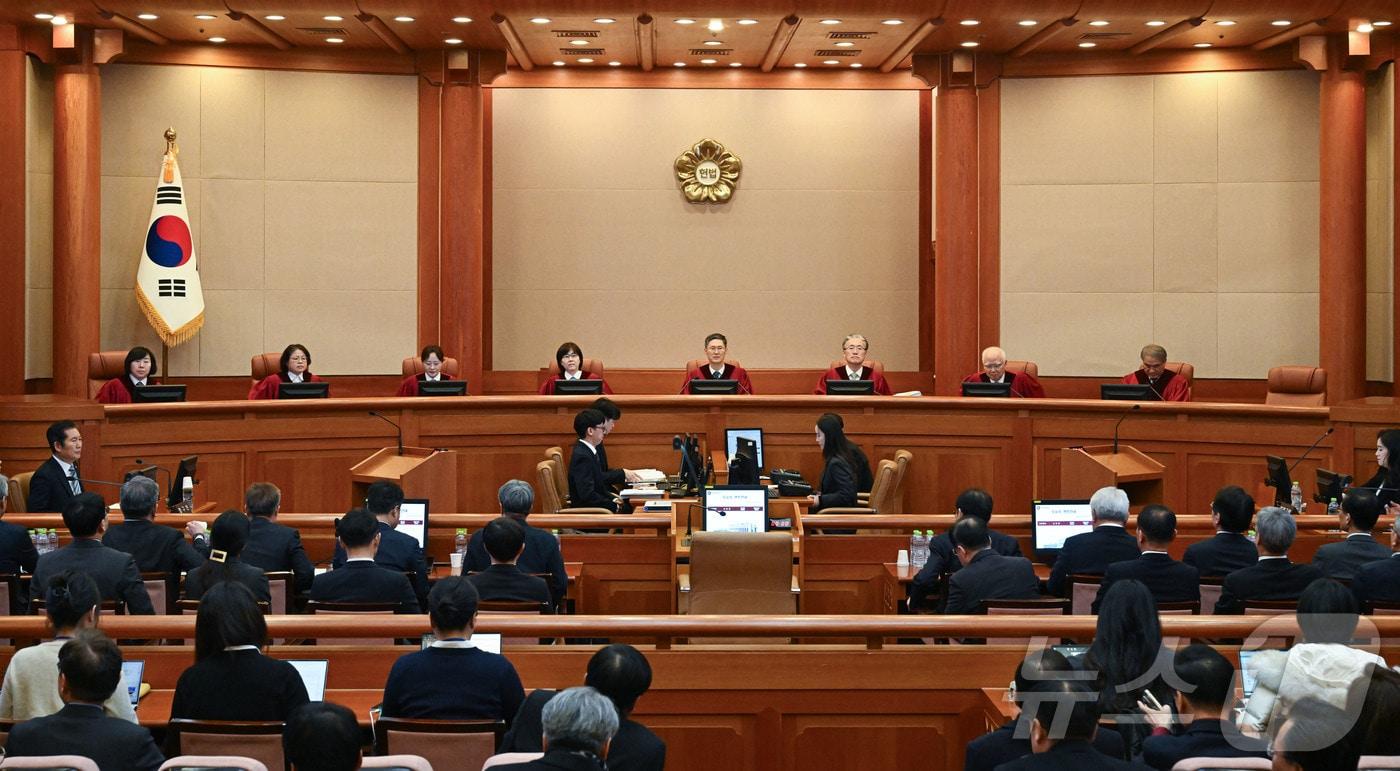 문형배 헌법재판소장 직무대행을 비롯한 헌법재판관들이 25일 서울 종로구 헌법재판소 대심판정에서 열린 윤석열 대통령 탄핵심판 최종 변론에 입장해 재판을 기다리고 있다. 2025.2.25/뉴스1 ⓒ News1 사진공동취재단