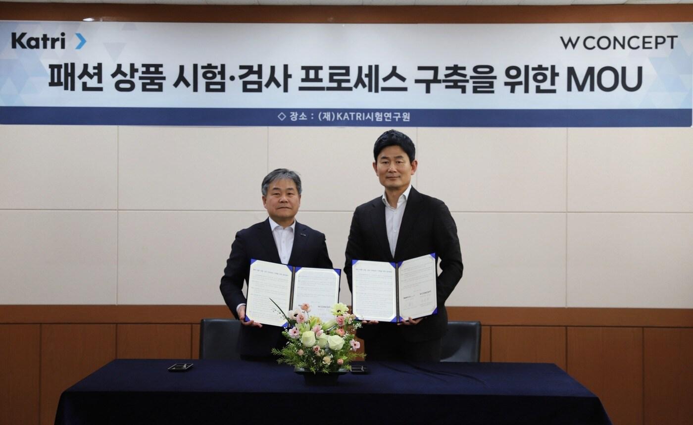 본문 이미지 - (오른쪽부터) 홍성수 W컨셉 지원담당, 신동준 KATRI시험연구원장이 '패션 상품 시험·검사 프로세스 구축을 위한 업무협약'을 체결한 뒤 기념 사진을 촬영하고 있다.(W컨셉제공)