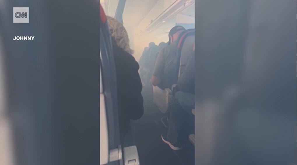 본문 이미지 - 델타 항공 여객기 안에 원인 불명의 연기가 퍼지고 있다. (사진 CNN 보도 화면 캡처)