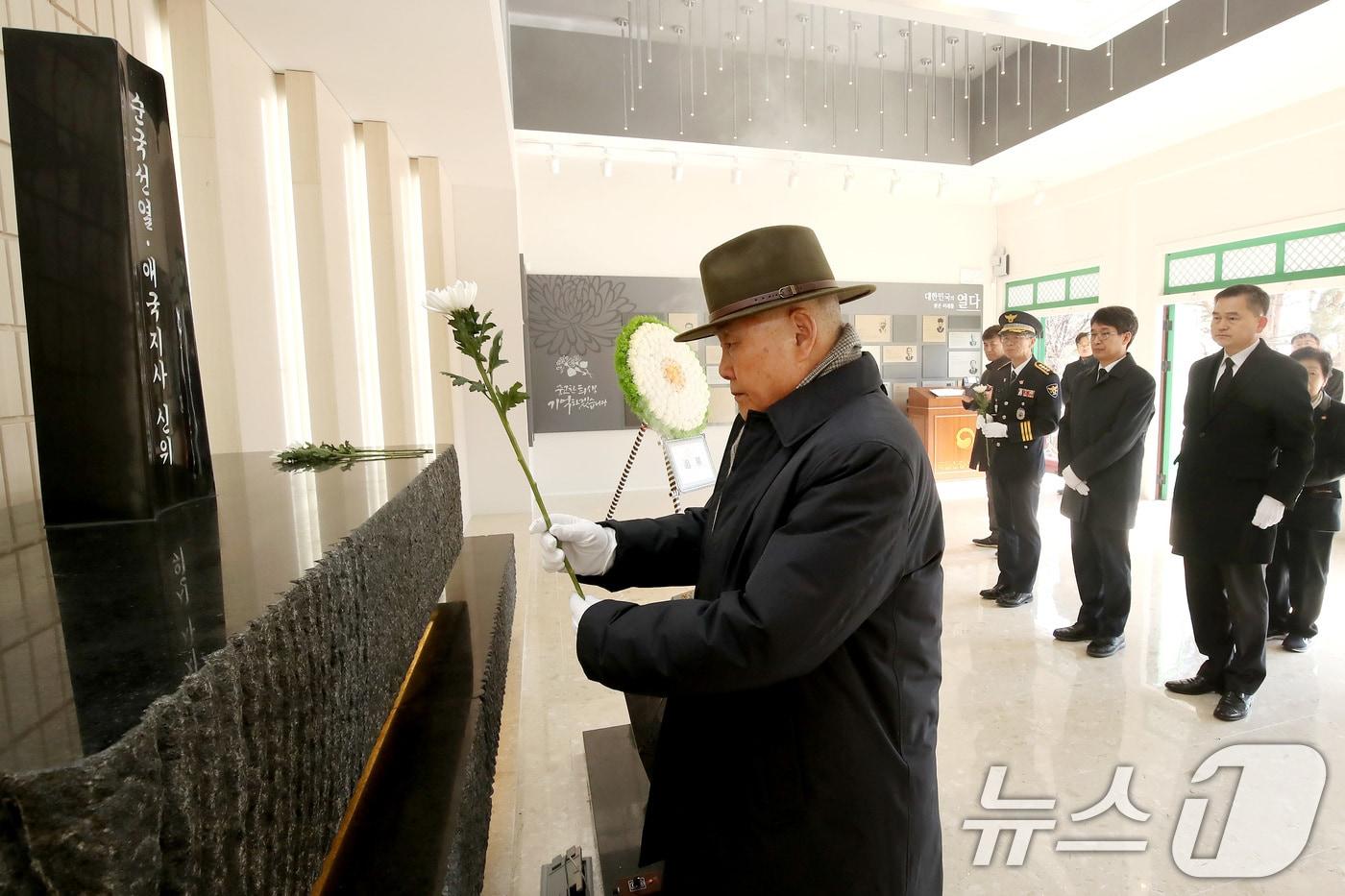 25일 오전 대구 동구 국립신암선열공원에서 열린 '광복 80주년 3·1절 계기 독립유공자 묘소 참배 캠페인'에 참여한 기관장과 광복회 관계자 등이 순국선열과 애국지사의 신위를 모신 단충사에서 참배하고 있다. 2025.2.25/뉴스1 ⓒ News1 공정식 기자