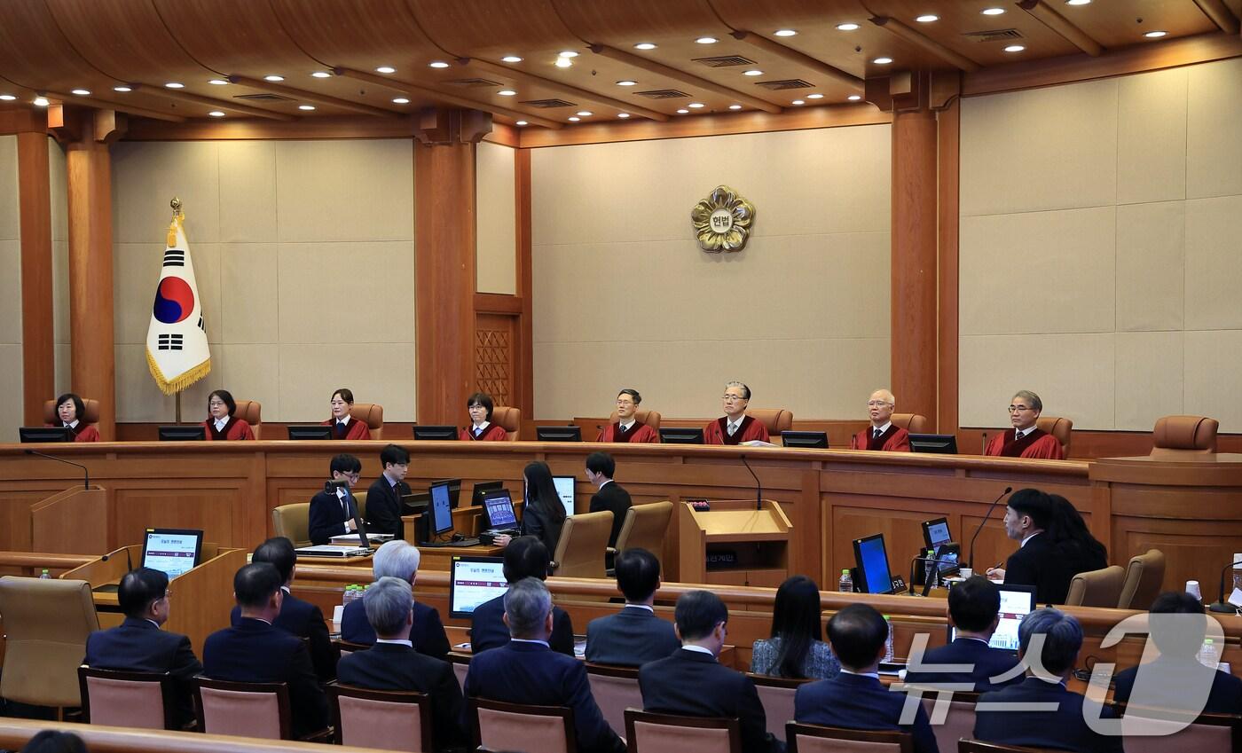문형배 헌법재판소장 권한대행과 헌법재판관 등이 25일 오후 서울시 종로구 재동 헌법재판소 대심판정에서 열린 대통령 탄핵 심판 11차 변론에 착석해 있다. 2025.2.25/뉴스1 ⓒ News1 박정호 기자