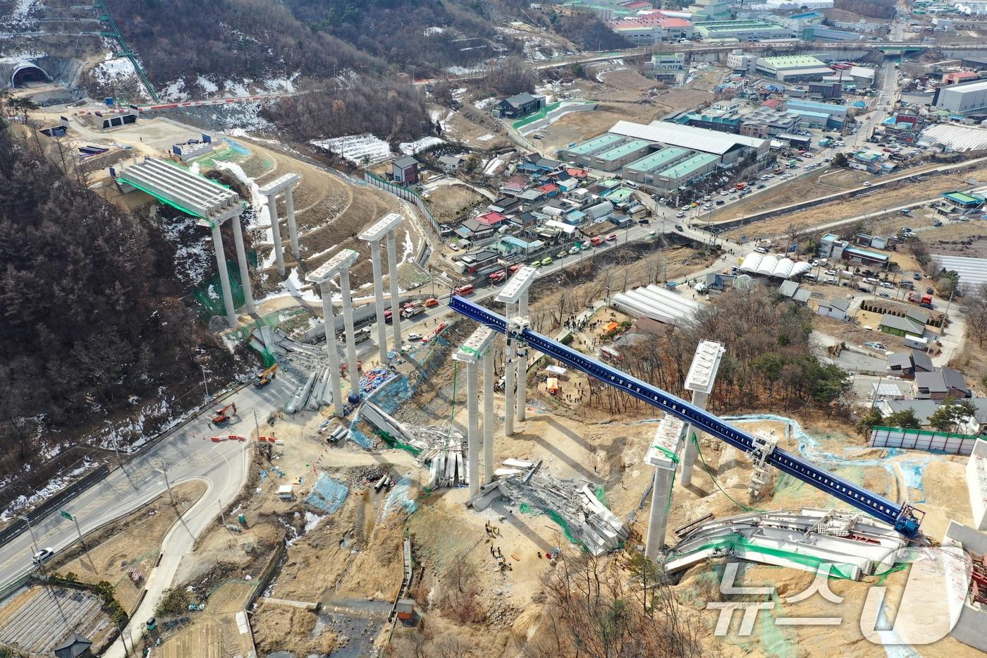 25일 오후 경기도 안성시 서운면 서울-세종고속도로 다리 건설현장에서 교량이 붕괴된 모습이 보이고 있다. 2025.2.25/뉴스1 ⓒ News1 이승배 기자