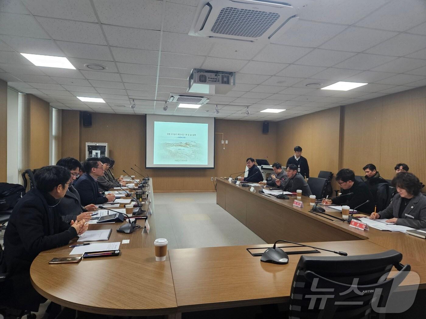 본문 이미지 - 충남도와 서천군이 장항 국가습지복원사업 제1차 전문가 자문단 회의를 진행하고 있다. (충남도 제공. 재판매 및 DB금지) /뉴스1