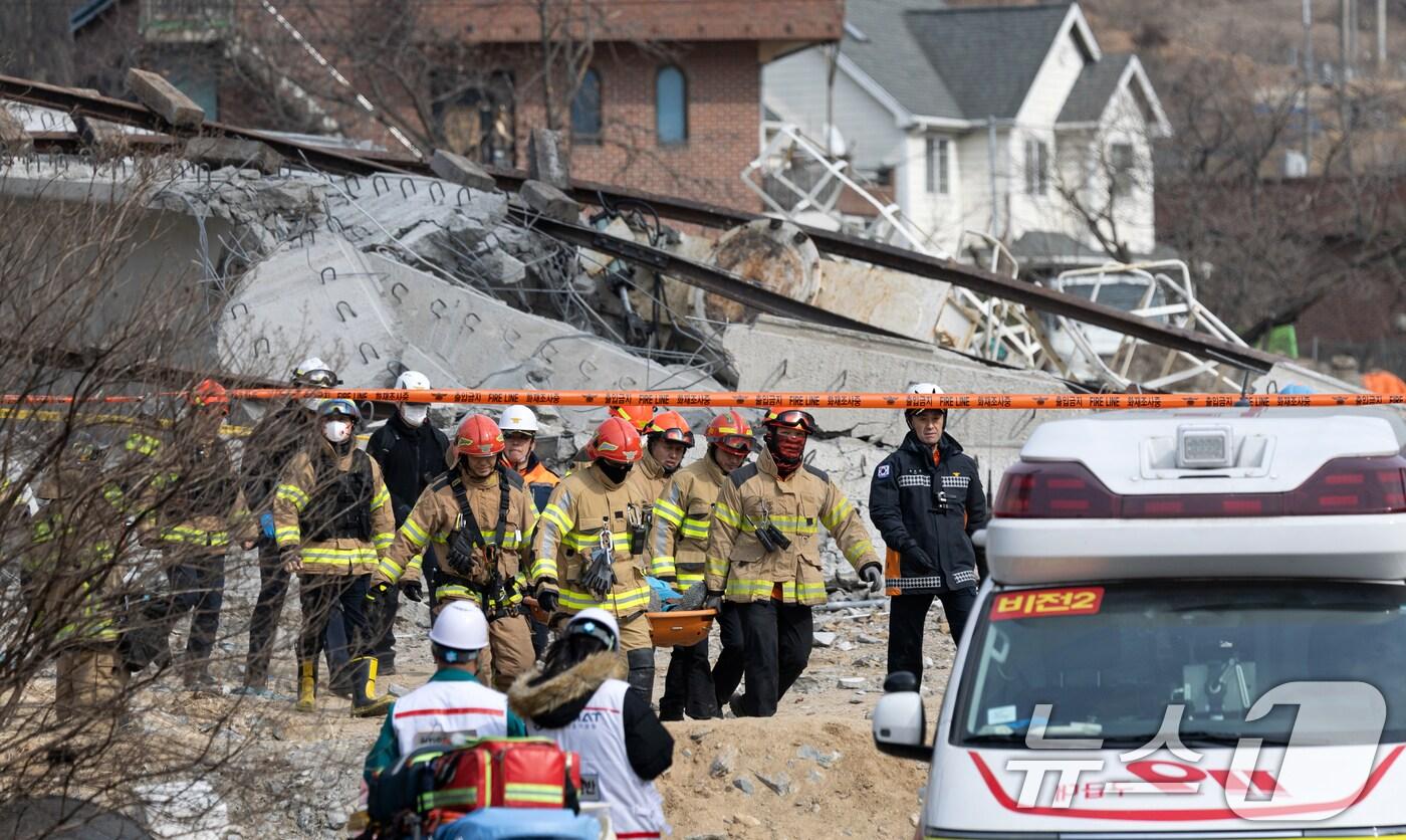 25일 오후 경기도 안성시 서운면 서울-세종고속도로 교량 붕괴사고 현장에서 소방당국이 수색작업을 마치고 매몰자를 이송하고 있다.  2025.2.25/뉴스1 ⓒ News1 이승배 기자