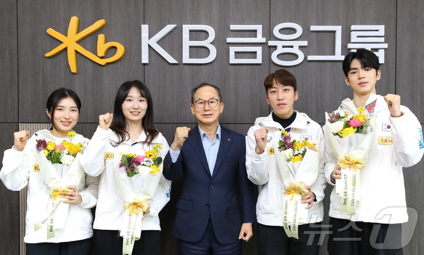 KB금융그룹의 하얼빈 동계 아시안게임 국가대표팀 초청 격려행사에 참석한 선수들과 양종희 KB금융 회장이 기념사진을 촬영하고 있다. 사진은 왼쪽부터 김길리·최민정 선수, 양종희 회장, 박지원·차준환 선수.