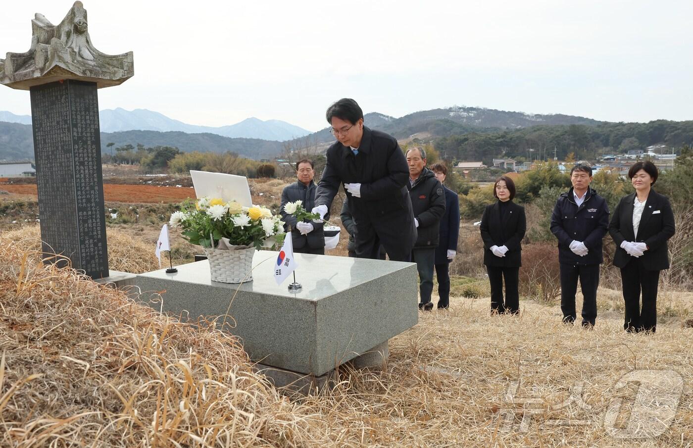 본문 이미지 -  심덕섭 전북자치도 고창군수가 광복 80주년 및 제106주년 3·1절을 앞두고 25일 고창 출신 독립유공자인 노진룡·노병희 지사의 묘소를 참배했다.(고창군 제공. 재판매 및 DB금지)2025.2.25/뉴스1