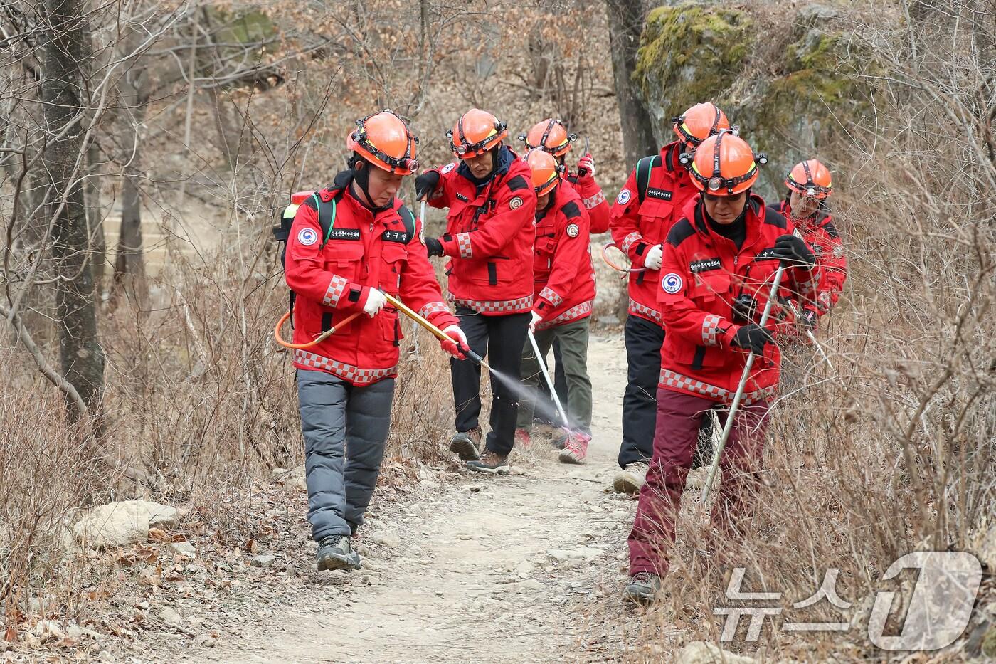 지난달 25일 대구 남구 앞산 안지랑골 등산로에서 남구청 산불전문예방진화대원들이 산불 예방과 감시 활동을 벌이고 있다.  2025.2.25/뉴스1 ⓒ News1 공정식 기자