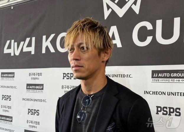 본문 이미지 - 4v4(4대4) 유소년 축구 대회 관전하는 혼다 케이스케 / 뉴스1