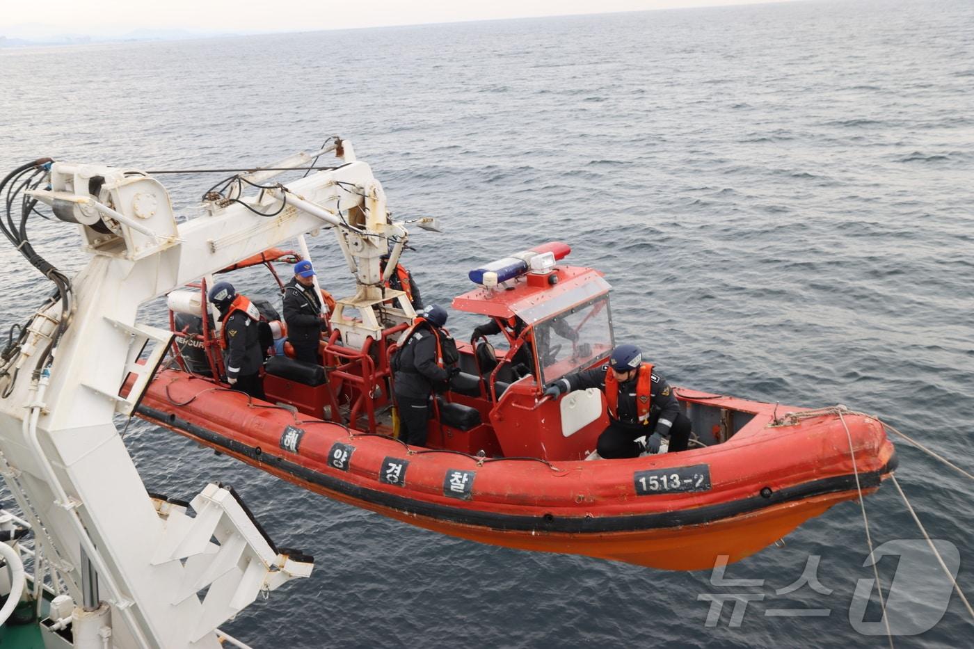 본문 이미지 - 속초해양경찰서가 25일 속초시 해경전용부두와 속초항 일대에서 경비함정 등 현장세력 대응 능력 강화를 위한 팀워크 강화훈련을 실시했다. (속초해경 제공, 재판매 및 DB 금지) 2025.2.25/뉴스1 ⓒ News1 윤왕근 기자