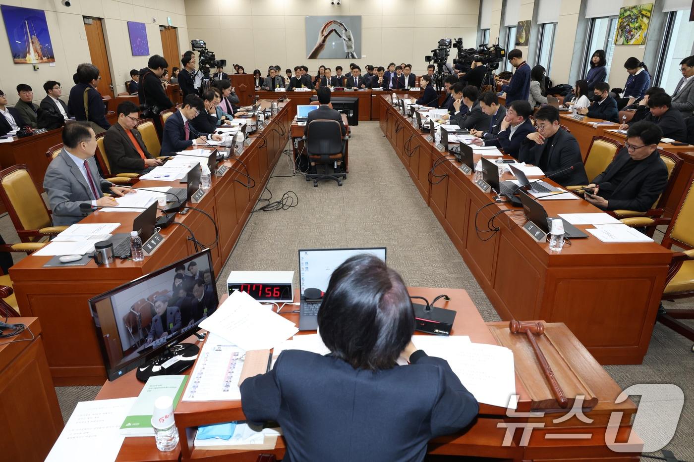 25일 오후 서울 여의도 국회 과학기술정보방송통신위원회 전체회의장에서 유상임 과학기술정보통신부 장관과 인공지능 업계·학계·법조계 진술인 5명 등이 참석한 인공지능(AI) 현안 공청회가 열리고 있다. 2025.2.25/뉴스1 ⓒ News1 이광호 기자