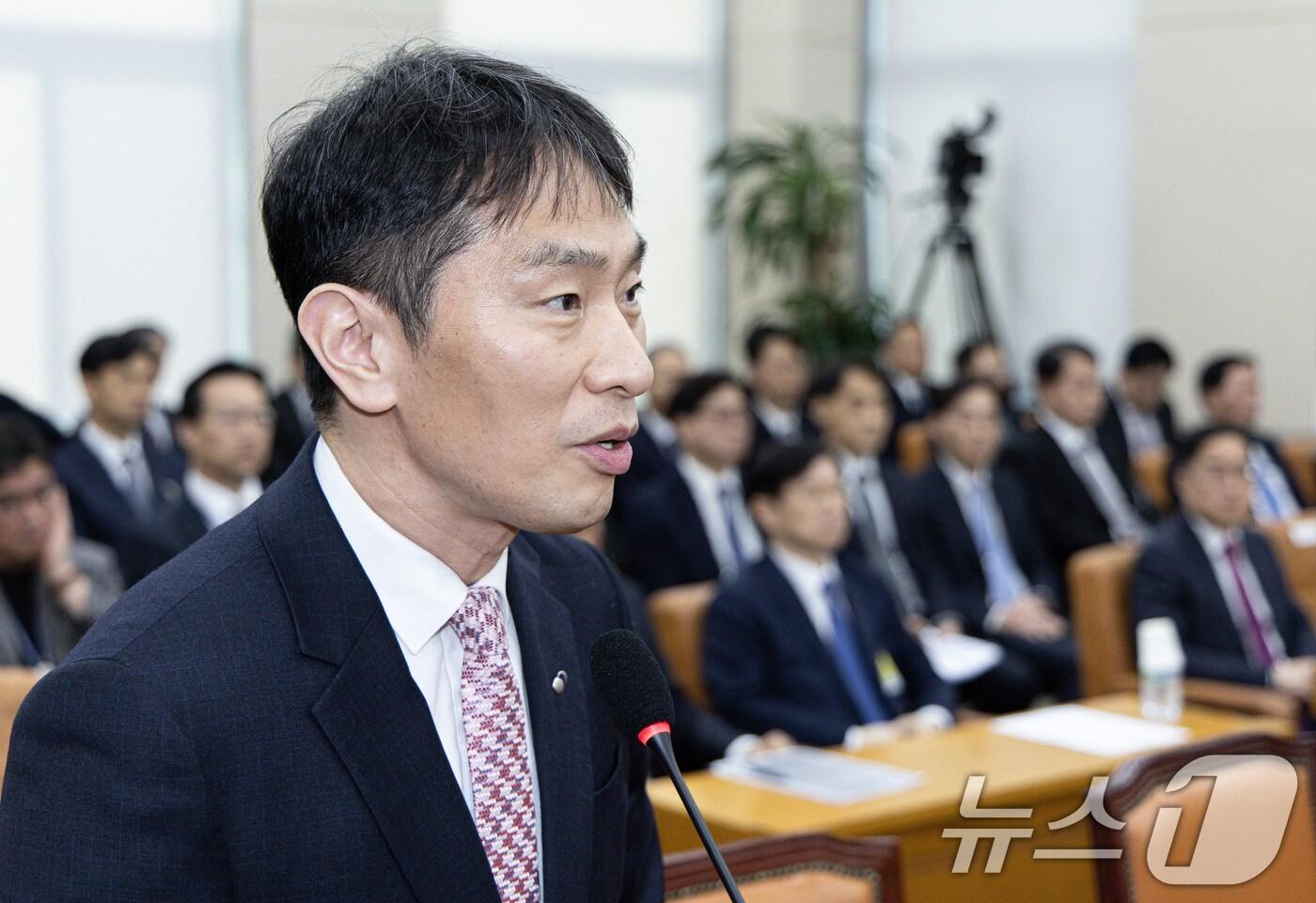 본문 이미지 - 이복현 금융감독원 원장이 25일 오후 서울 여의도 국회에서 열린 윤석열 정부의 비상계엄 선포를 통한 내란 혐의 진상규명 국정조사 제5차 청문회에서 의원 질의에 답변하고 있다. 2025.2.25/뉴스1 ⓒ News1 이재명 기자