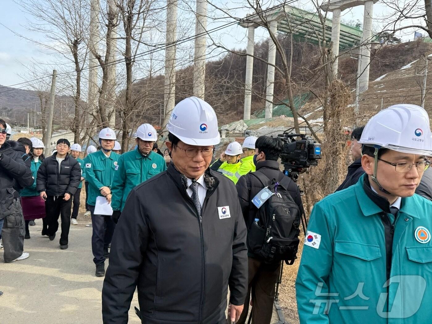 본문 이미지 - 박상우 국토교통부 장관이 25일 오후 경기 안성시 서운면 '서울-세종고속도로 교각 붕괴 사고' 현장을 점검하고 있다. 2025.2.25/뉴스1 ⓒ News1 김기현 기자