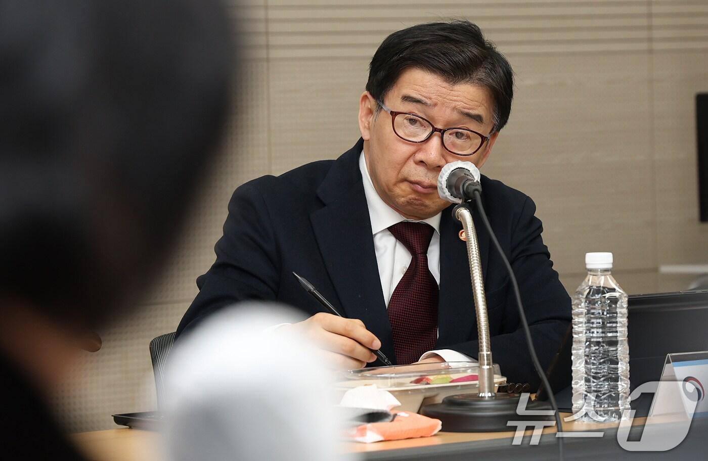 유철환 국민권익위원장이 25일 충북 청주 청주SB플라자에서 열린 '충북경제자유구역 바이오산업 기업고충 현장회의'에서 참석자들의 고충과 애로사항을 들으며 메모하고 있다. (국민권익위원회 제공. 재판매 및 DB 금지) 2025.2.25/뉴스1