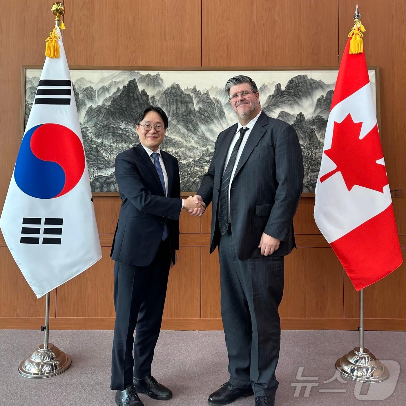 본문 이미지 - 박장호 외교부 정보기획국장이 25일  방한 중인 필립 라포튠 캐나다 외교부 정보국장과 면담했다. 2025.02.25. (외교부 제공)