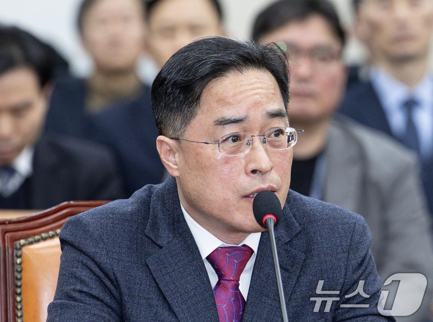 본문 이미지 - 이진동 대검찰청 차장 검사가 25일 오후 서울 여의도 국회에서 열린 윤석열 정부의 비상계엄 선포를 통한 내란 혐의 진상규명 국정조사 제5차 청문회에서 의원 질의에 답변하고 있다. 2025.2.25/뉴스1 ⓒ News1 이재명 기자