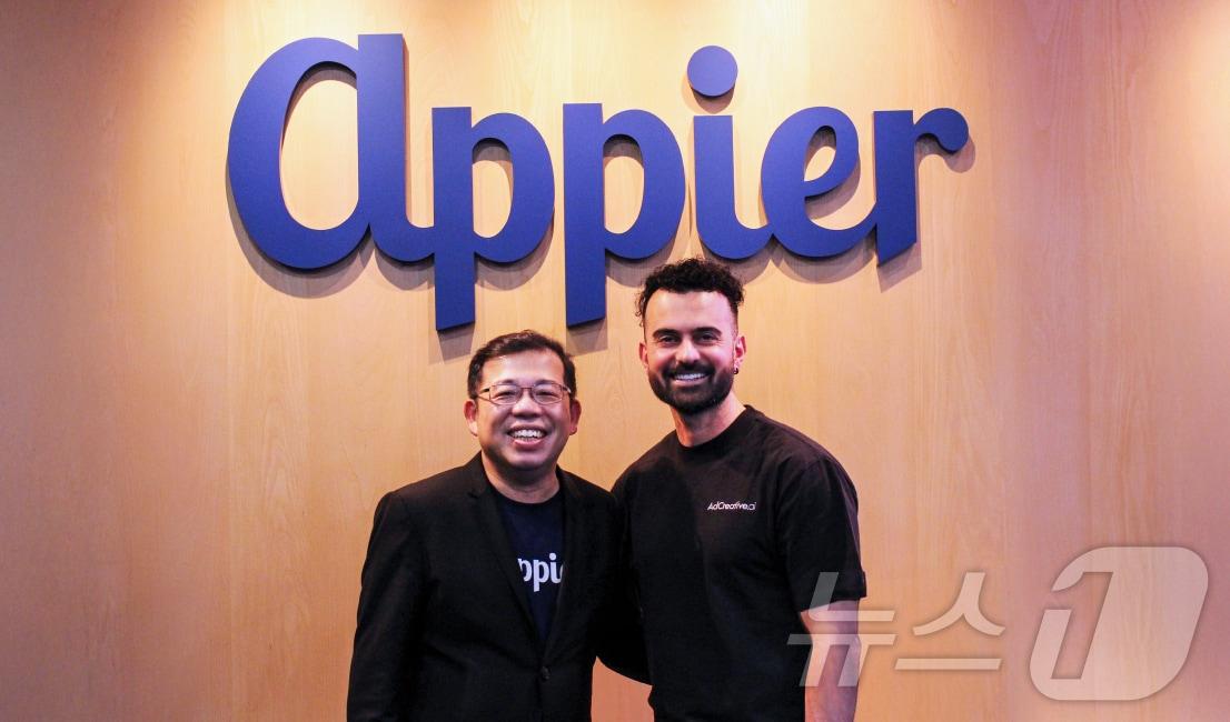 본문 이미지 - 치한 위 애피어 CEO(왼쪽), 알렉상드르 르시엘 AdCreative.ai CEO가 기념사진을 촬영하고 있다. (애피어 제공)