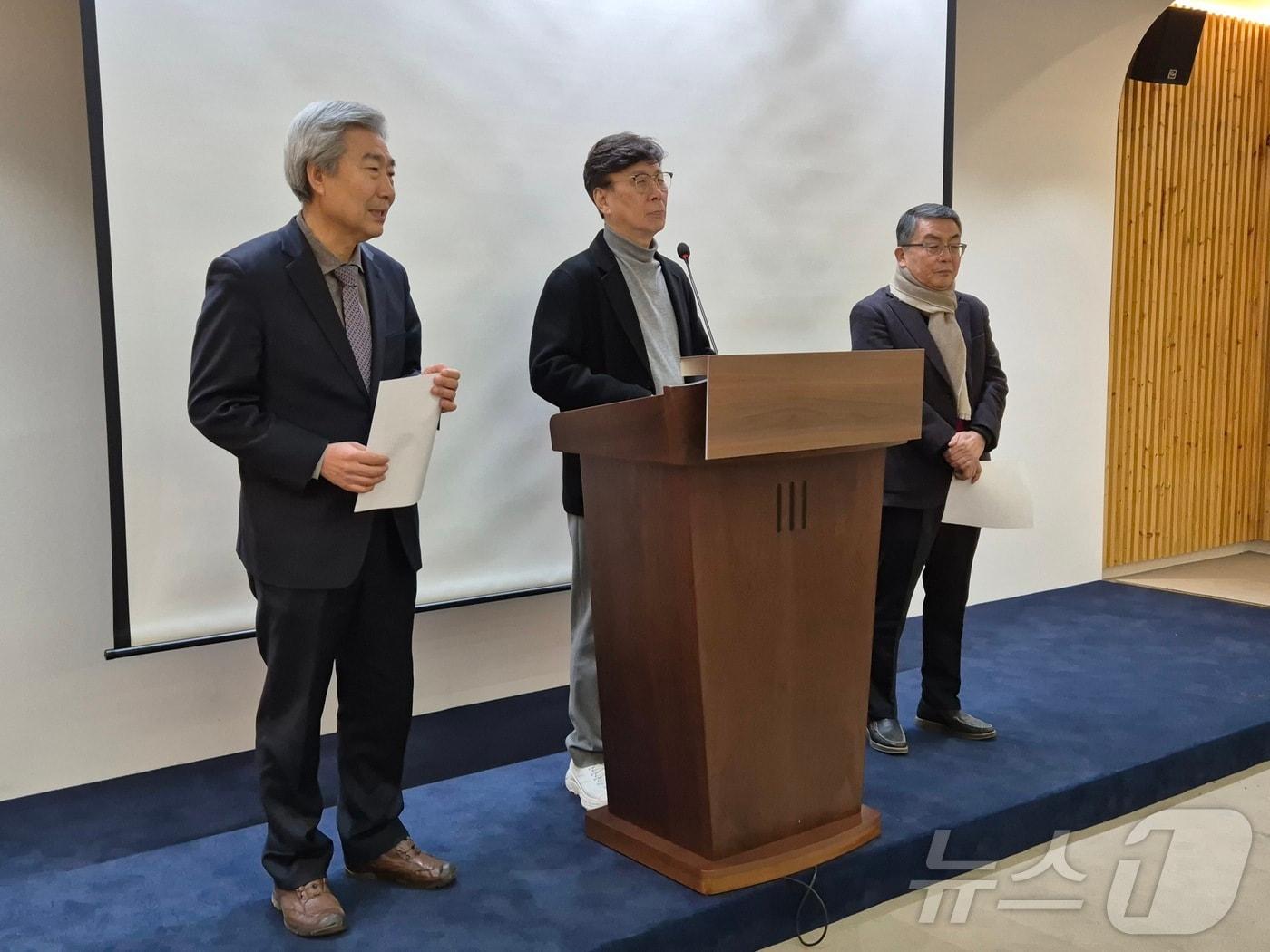 본문 이미지 - 충북청주경실련 전 임원이 25일 충북도청 브리핑룸에서 청주경실련 재창립과 관련한 입장을 밝히고 있다.