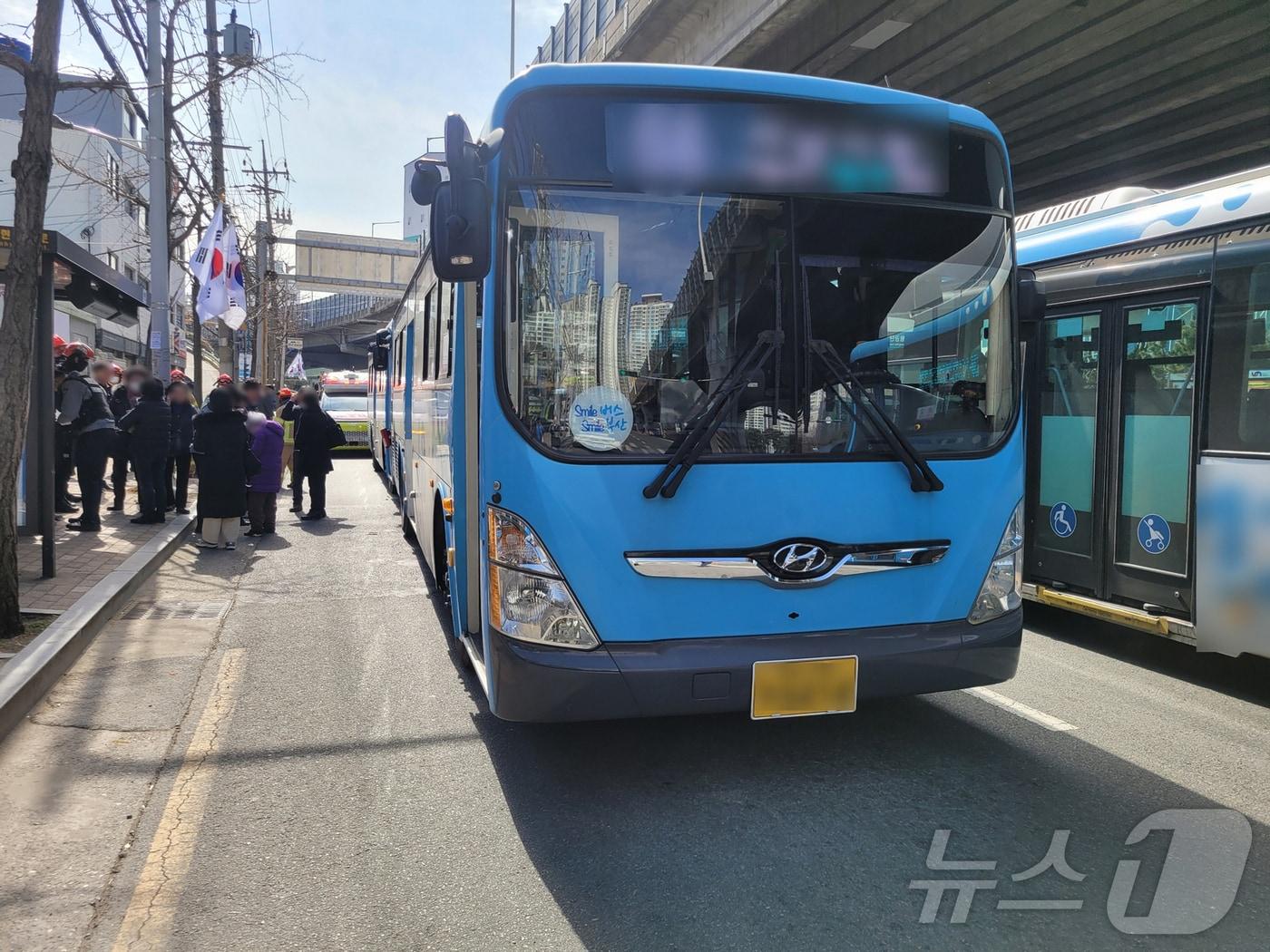 본문 이미지 - 25일 오후 부산 문현교차로 인근 버스정류장 앞 시내버스간 충돌사고 현장.(부산 남부경찰서 제공. 재판매 및 DB 금지)