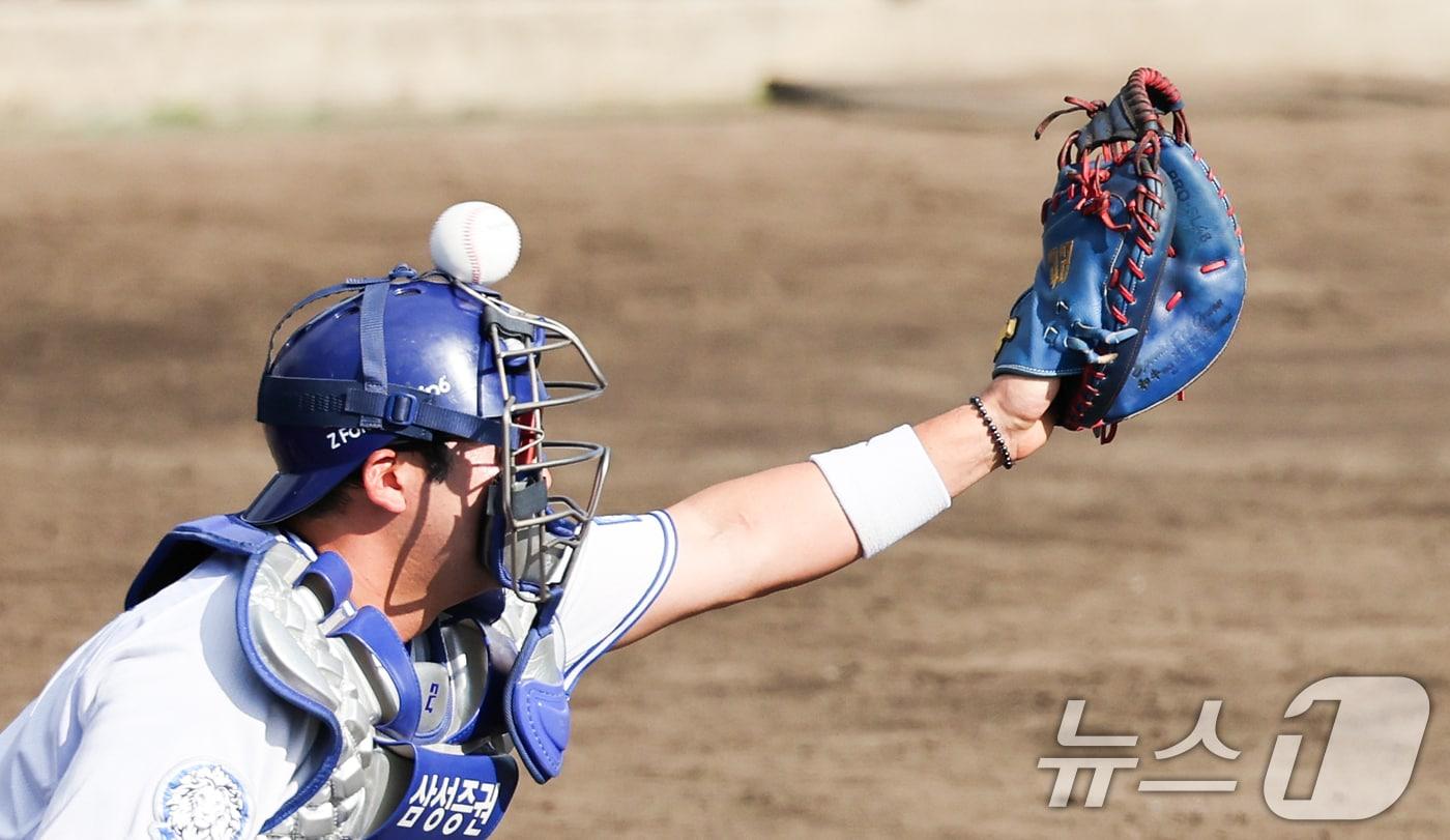 삼성 김재성이 25일 일본 오키나와 온나손 야구장에서 열린 SSG 랜더스와 삼성 라이온스 연습경기에서 마스크에 공을 맞고 있다. 2025.2.25/뉴스1 ⓒ News1 허경 기자