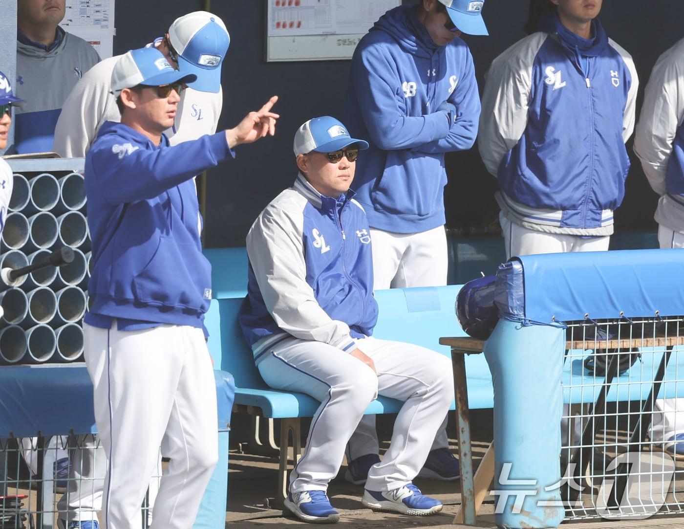 본문 이미지 - 박진만 삼성 감독이 25일 일본 오키나와 온나손 야구장에서 열린 SSG 랜더스와 삼성 라이온스 연습경기를 지켜보고 있다. 2025.2.25/뉴스1 ⓒ News1 허경 기자