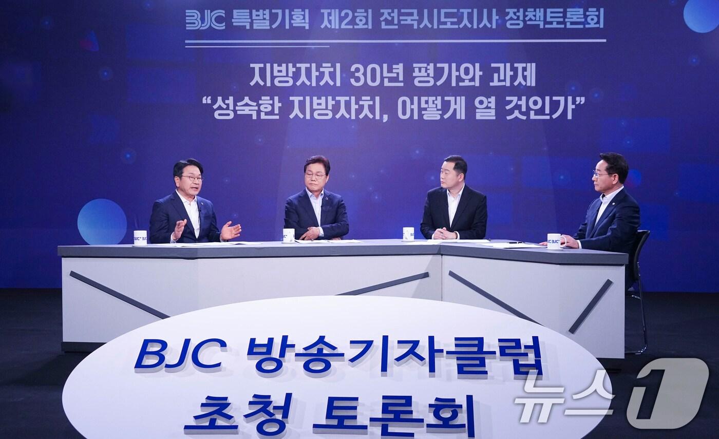 강기정 광주시장&#40;왼쪽 첫번째&#41;이 25일 서울 한국방송회관에서 열린 &#39;제2회 전국시도지사 정책토론회&#39;에 참석해 AI 개발에 필요한 핵심자원 집약 필요성 등을 설명하고 있다. &#40;광주시 제공. 재판매 및 DB 금지&#41;2025.2.25/뉴스1