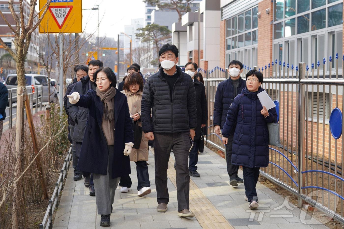 이수희 강동구청장이 둔촌초 및 위례초를 점검하고 있다.&#40;강동구 제공&#41;