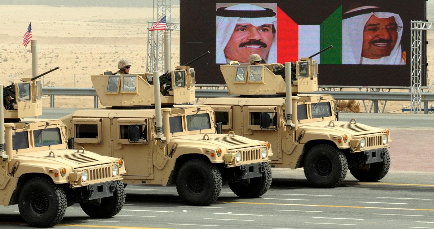 본문 이미지 - 쿠웨이트 해방 기념일 퍼레이드. (출처: Gunnery Sgt. Ronna M. Weyland(2011), http://www.marines.mil/unit/hqmc/PublishingImages/2011/110226M-0041W-077.jpg, Public domain, via Wikimedia Commons)