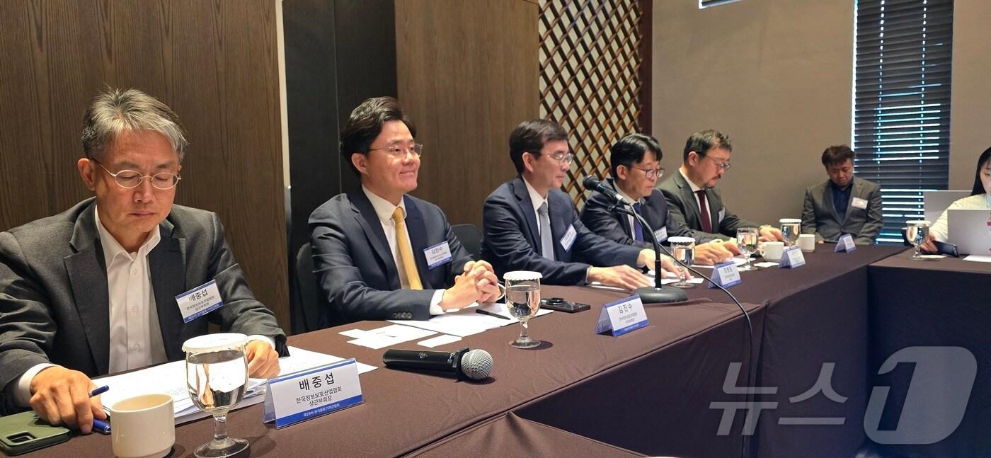 25일 서울 서초구에서 한국정보보호산업협회&#40;KISIA&#41;는 29차 정기총회 간담회를 열고 올해의 중점 사업 등을 소개했다. 취재진에게 설명을 진행 중인 조영철 KISIA 회장./뉴스1 ⓒ News1 윤주영 기자